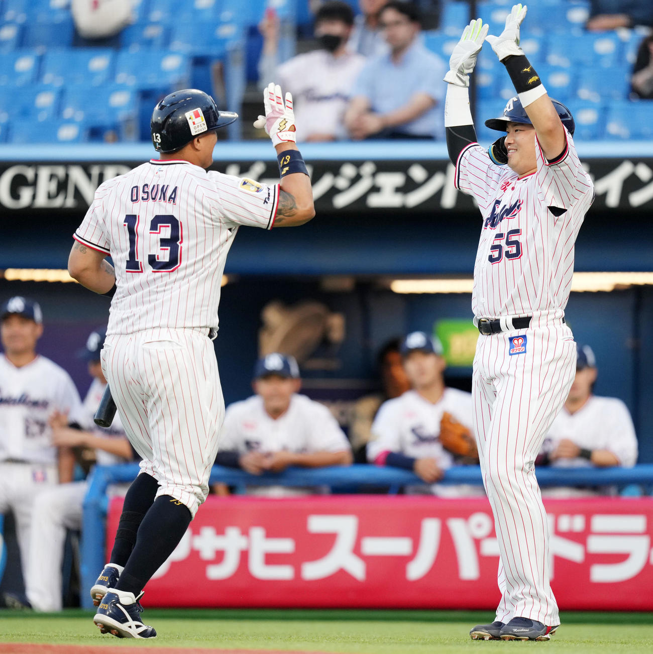 ヤクルト対楽天　1回裏ヤクルト2死一、二塁、先制となる左越え3点本塁打を放ち村上（右）とタッチを交わすオスナ（撮影・横山健太）