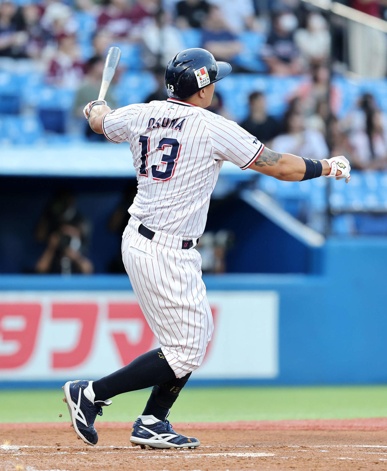 ヤクルト対楽天　1回裏ヤクルト2死一、二塁、オスナは左越え3点本塁打を放つ（撮影・鈴木正人）