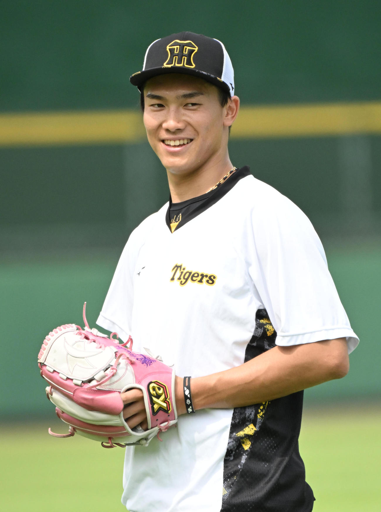 練習中に笑顔を見せる湯浅（撮影・石井愛子）