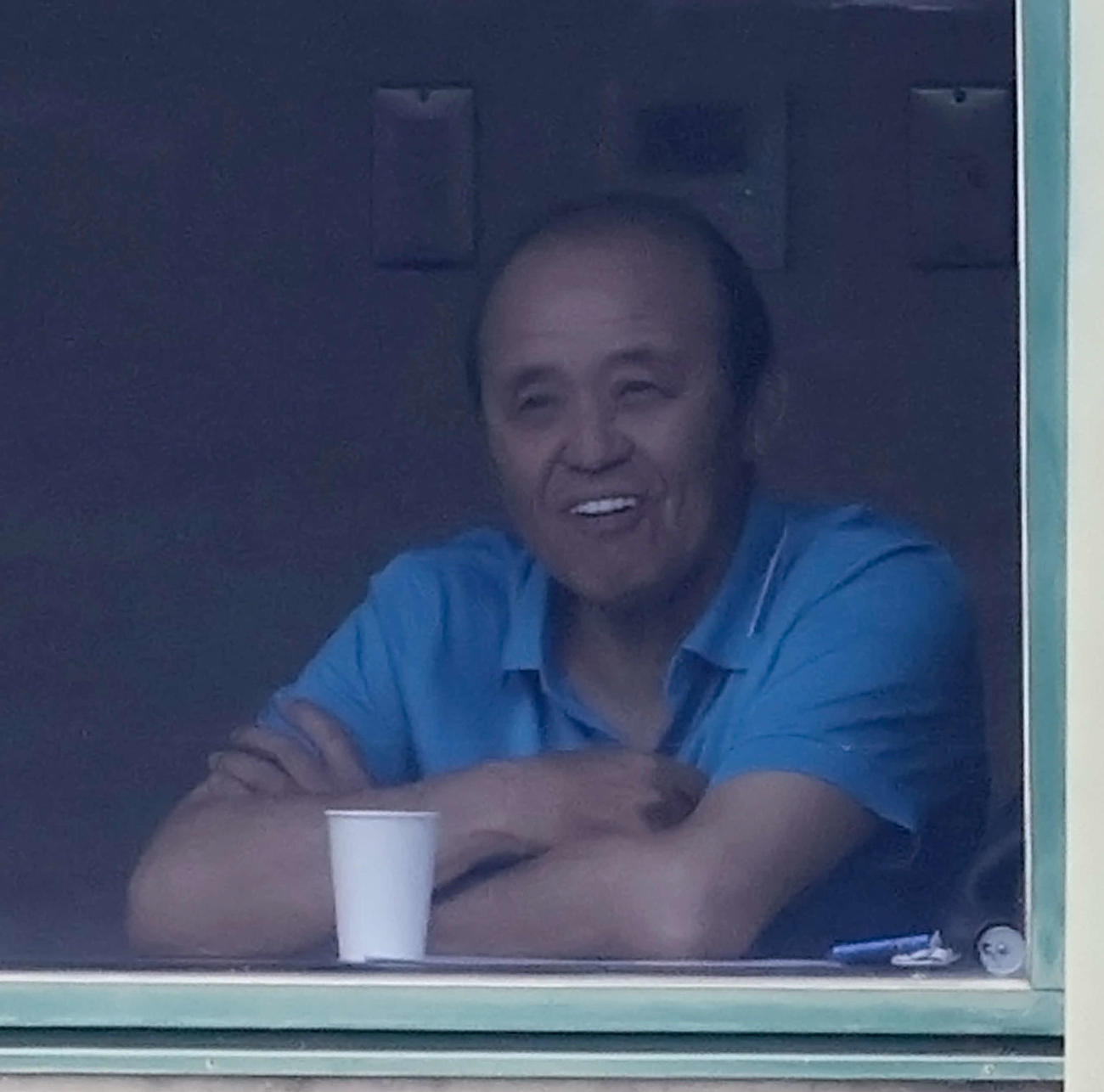 ウエスタン・リーグ阪神対オリックス　6回、笑顔を見せる阪神岡田監督（撮影・上山淳一）