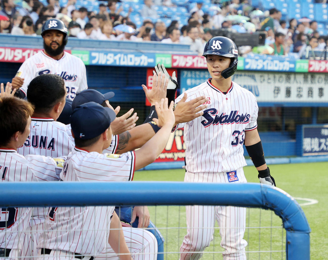 ヤクルト対楽天　1回裏ヤクルト2死一塁、内山（右）は左越え2点本塁打を放ちベンチ前でタッチ（撮影・鈴木正人）
