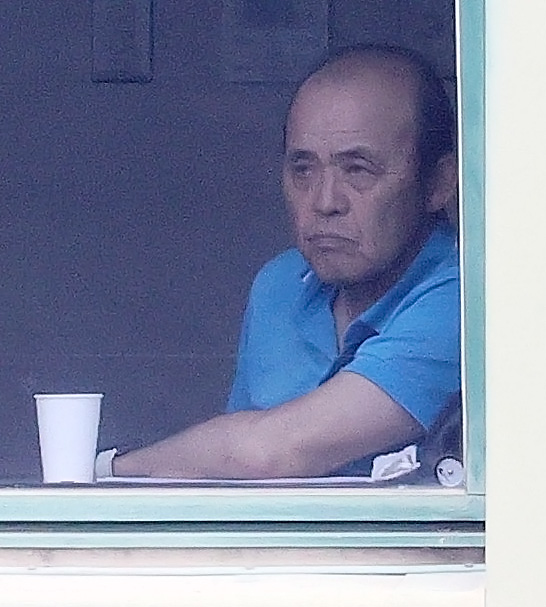 ウエスタン・リーグ阪神対オリックス　試合を視察する阪神岡田監督（撮影・上山淳一）
