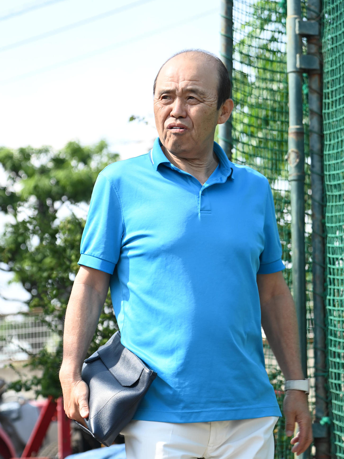 試合を見終え球場をあとにする岡田監督（撮影・石井愛子）
