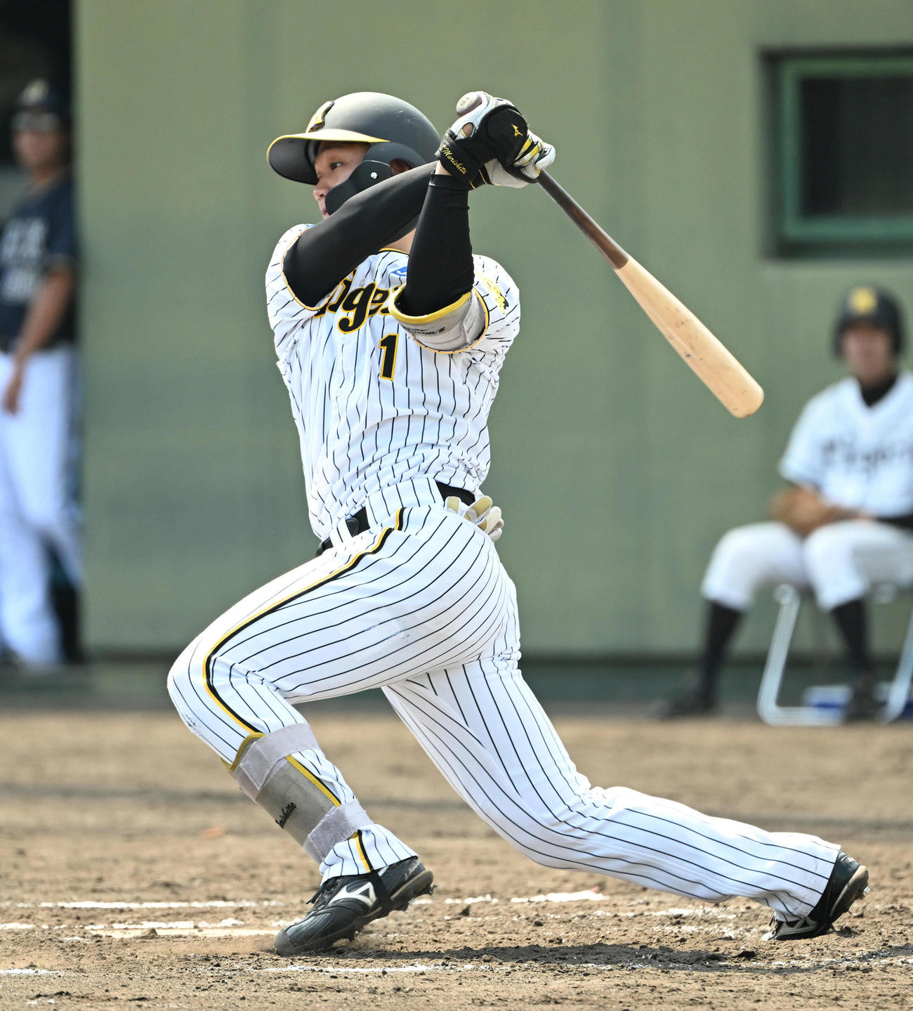 阪神対オリックス　6回裏阪神2死満塁、森下は左前適時打を放つ（撮影・石井愛子）