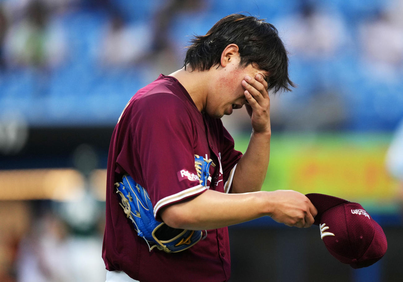 ヤクルト対楽天　1回裏に5失点した楽天藤平は肩を落としてベンチに戻る（撮影・横山健太）