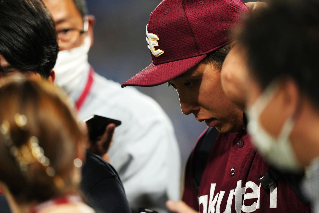 ヤクルト対楽天　試合を終えグラウンドを後にする楽天藤平（撮影・横山健太）