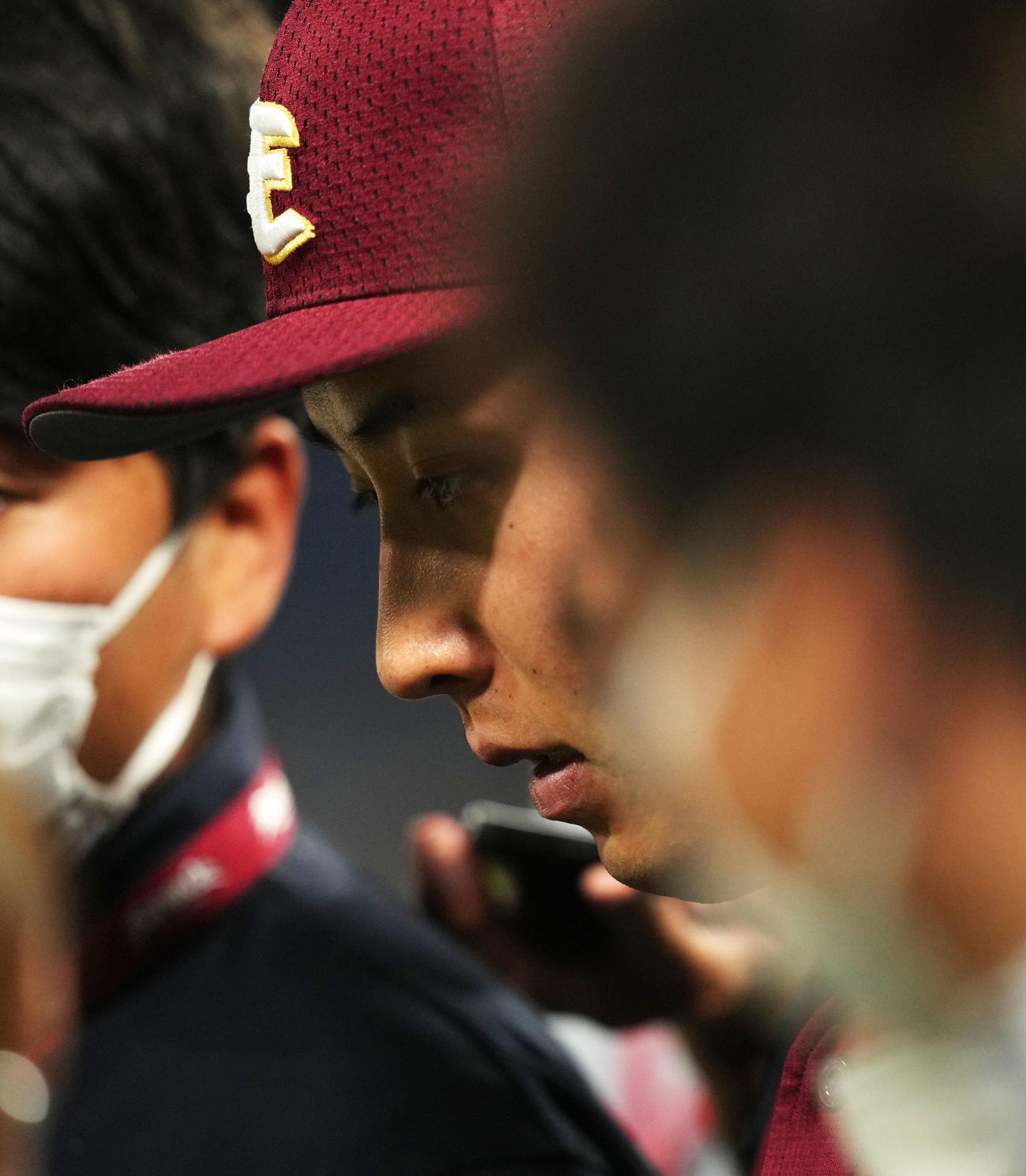 ヤクルト対楽天　試合を終えグラウンドを後にする楽天藤平（撮影・横山健太）