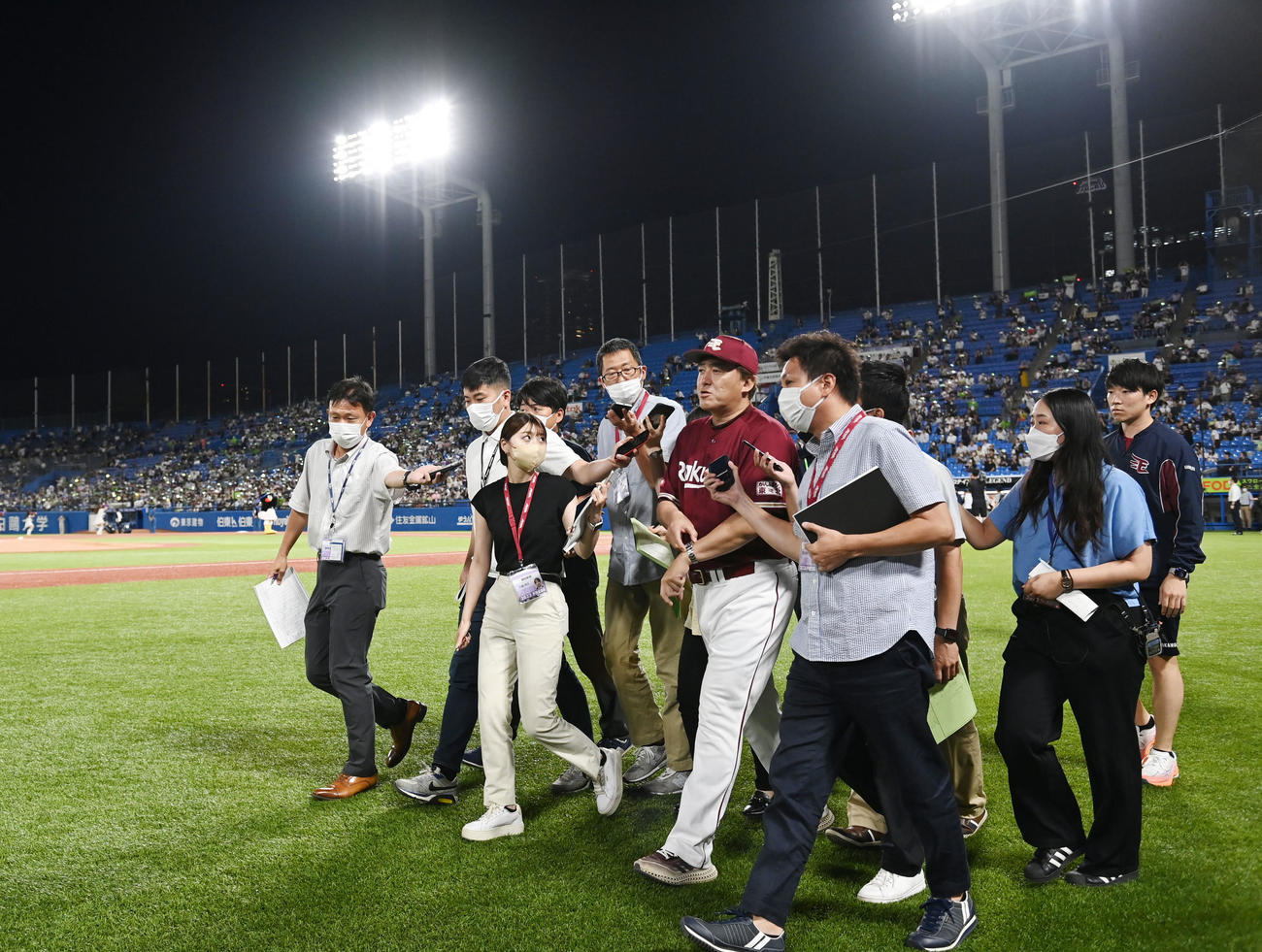 ヤクルト対楽天　報道陣に囲まれながらグラウンドを後にする楽天石井監督（撮影・横山健太）
