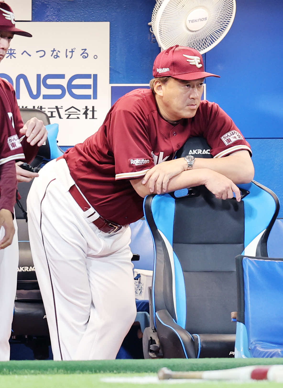 ヤクルト対楽天　9回表、戦況を見つめる楽天石井監督（撮影・鈴木正人）