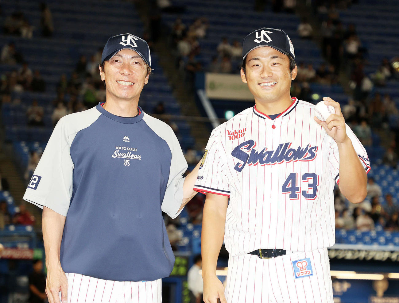 ヤクルト対楽天　プロ初勝利を挙げたヤクルト山本（右）は高津監督と笑顔（撮影・鈴木正人）