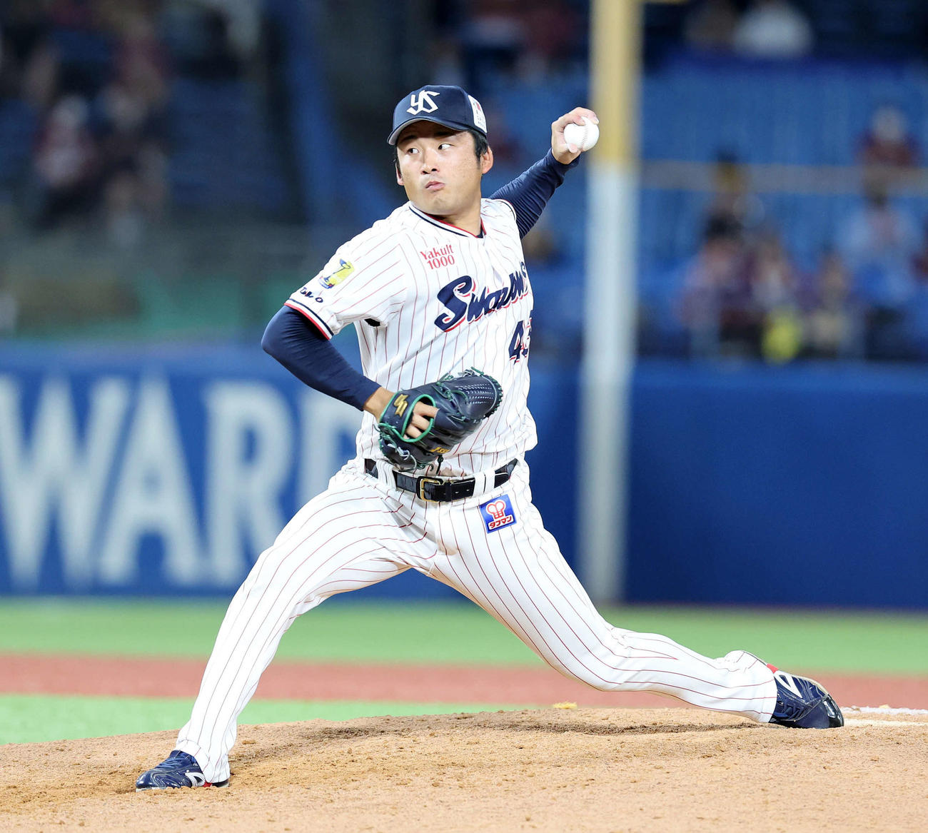 ヤクルト対楽天　力投するヤクルト3番手の山本（撮影・鈴木正人）