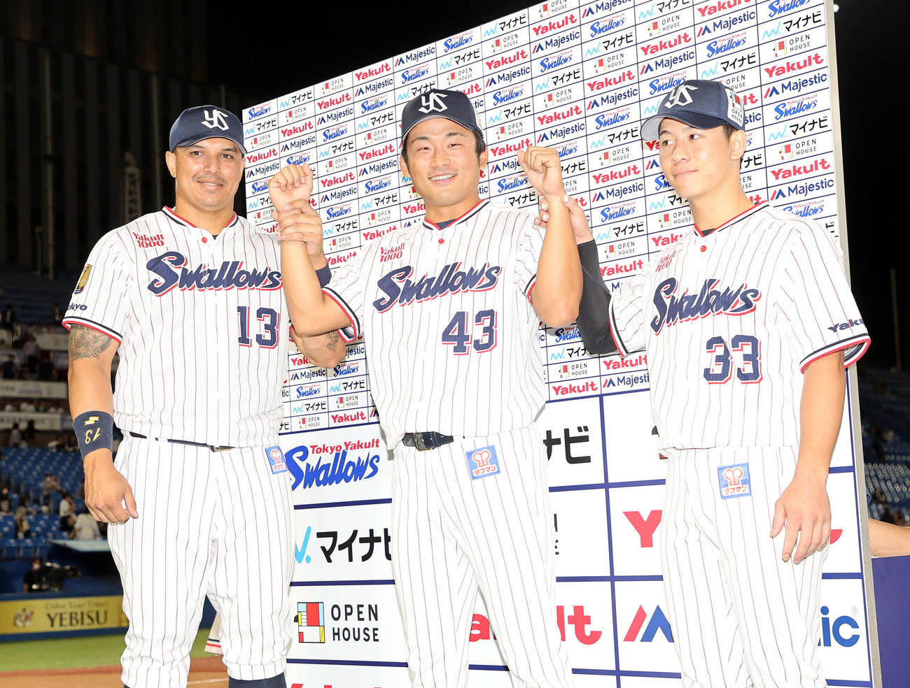 ヤクルト対楽天　ヒーローインタビューを終え写真に納まる、左からヤクルトオスナ、山本、内山（撮影・鈴木正人）