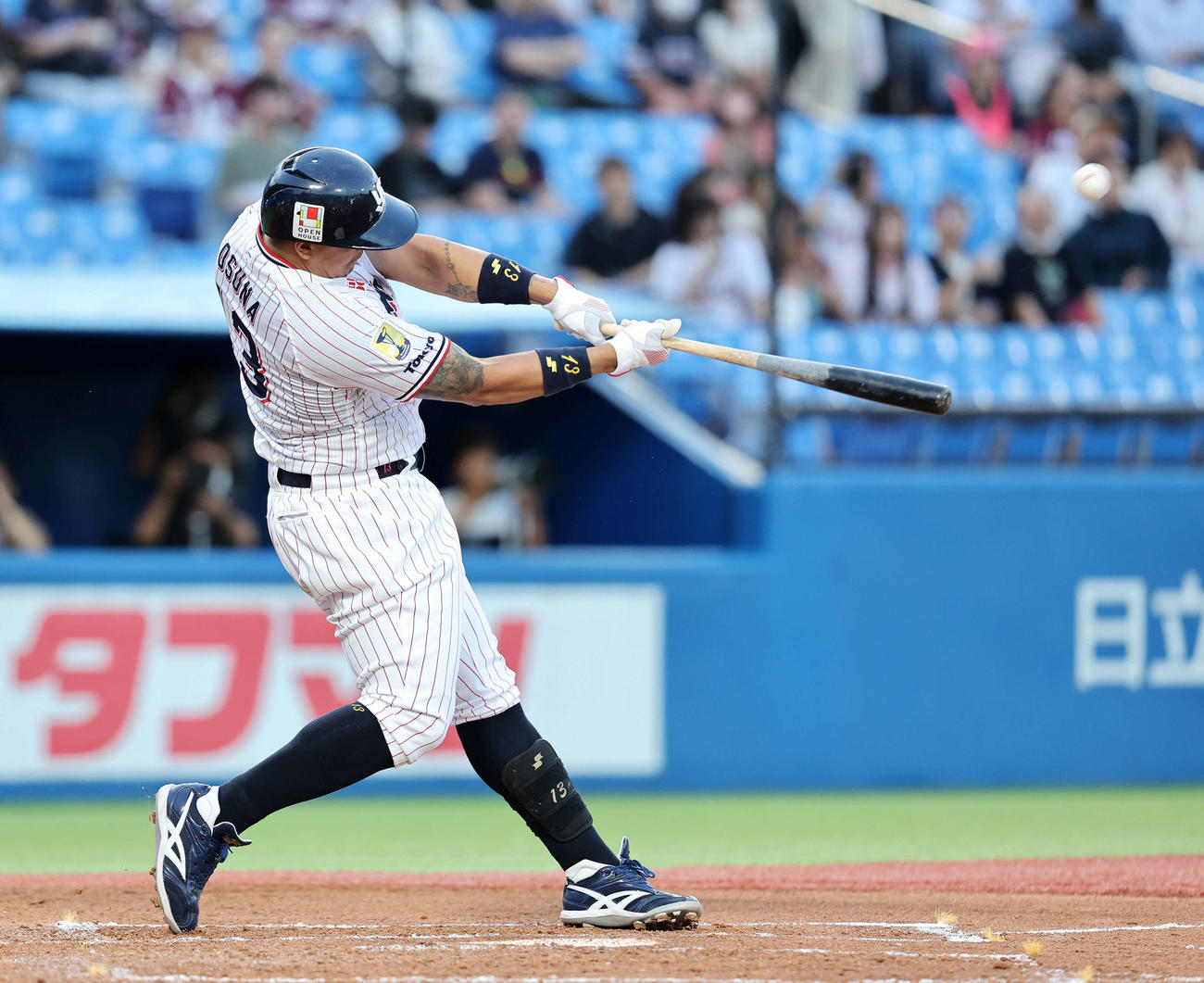 ヤクルト対楽天　1回裏ヤクルト2死一、二塁、オスナは左越え3点本塁打を放つ（撮影・鈴木正人）