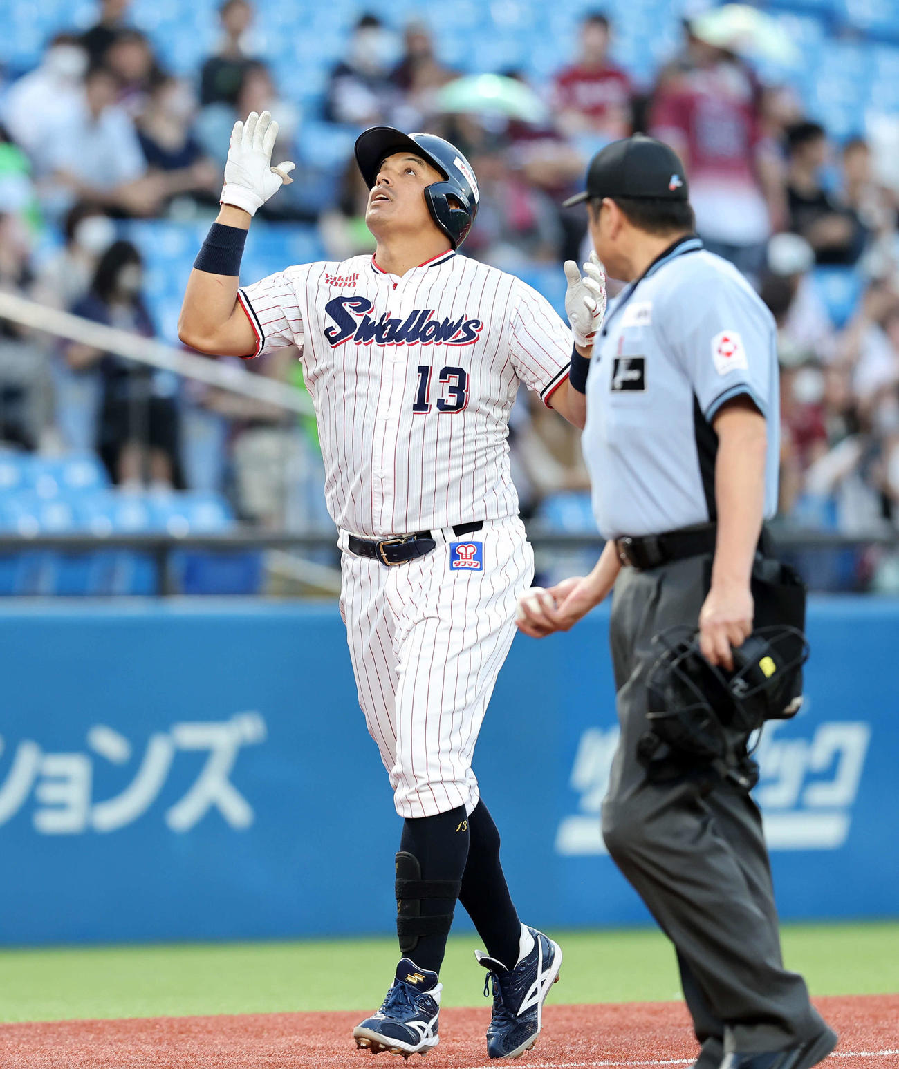 ヤクルト対楽天　1回裏ヤクルト2死一、二塁、オスナは左越え3点本塁打を放ちポーズを決める（撮影・鈴木正人）