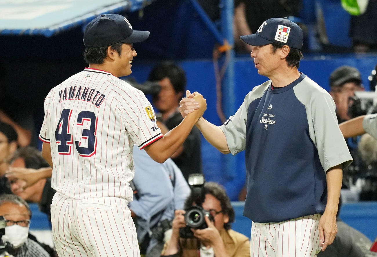 ヤクルト対楽天　プロ初勝利を挙げヤクルト高津監督（右）と握手を交わす山本（撮影・横山健太）
