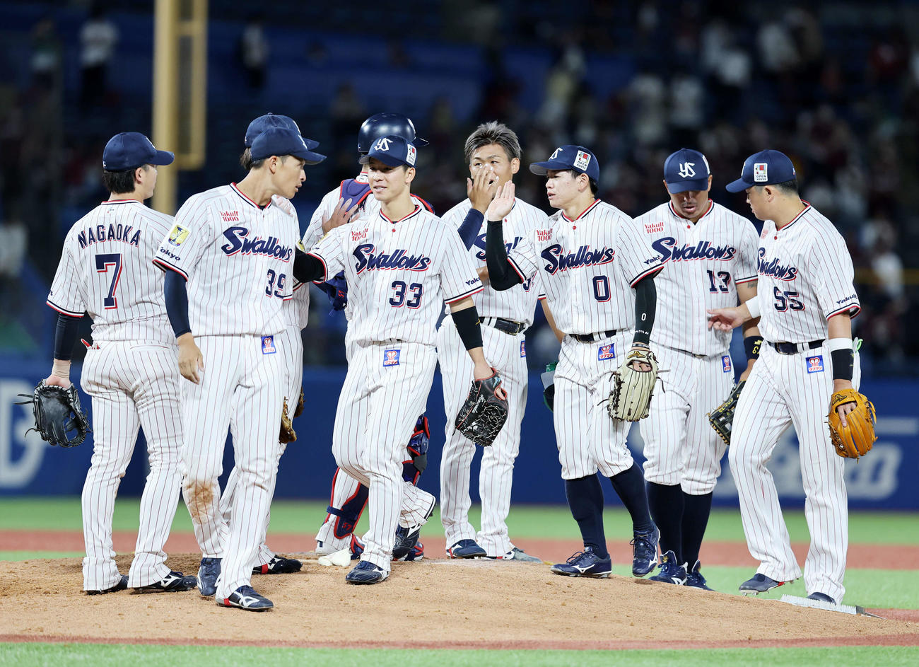 ヤクルト対楽天　勝利しマウンドに集まるヤクルトの選手たち（撮影・鈴木正人）