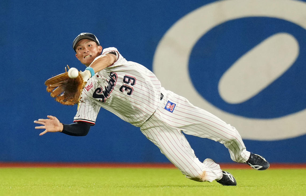 ヤクルト対楽天　7回表楽天無死、鈴木の右飛を好捕する宮本（撮影・横山健太）