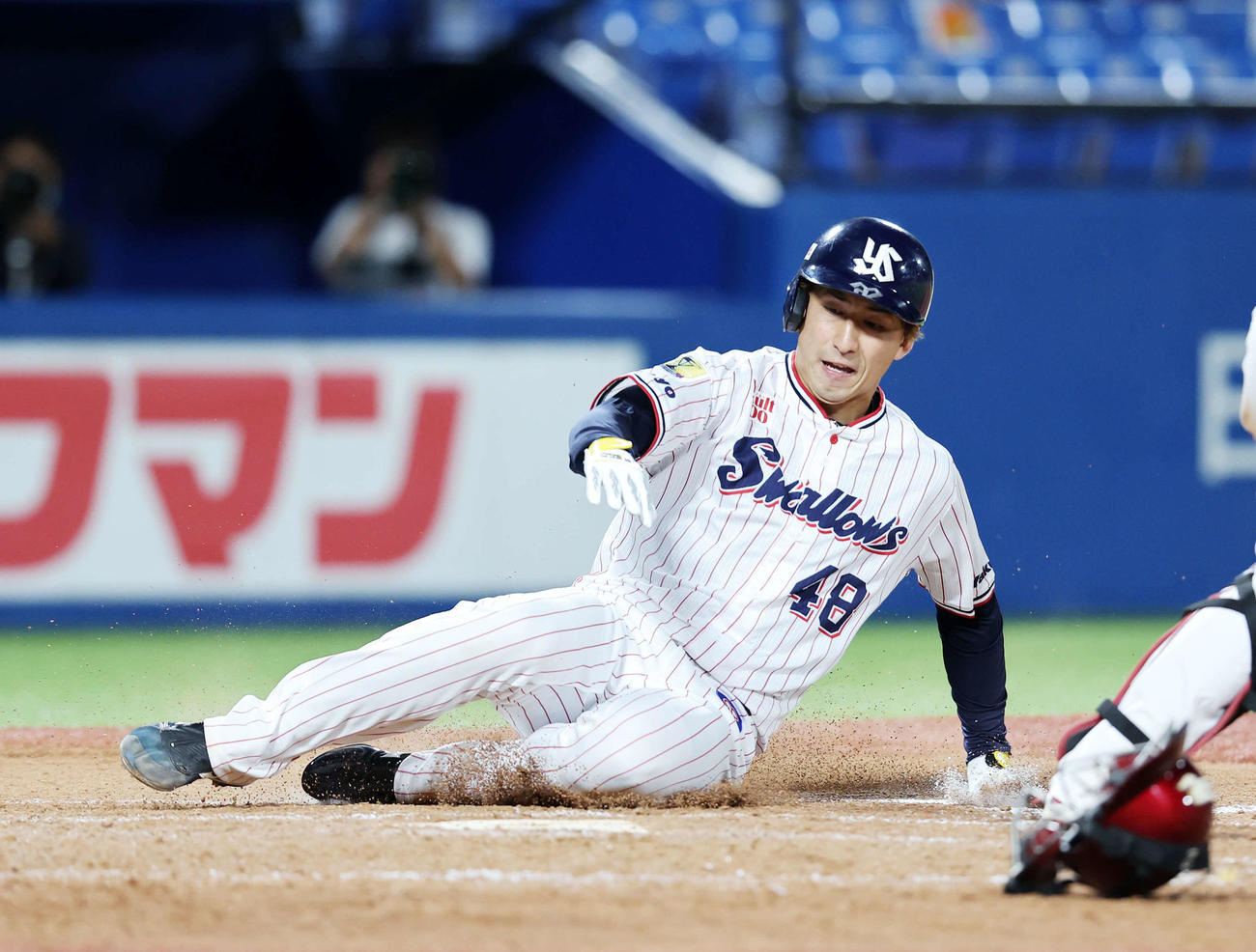 ヤクルト対楽天　3回裏ヤクルト2死二、三塁、青木の中前2点適時打で二塁走者の金久保が滑り込んで生還（撮影・鈴木正人）