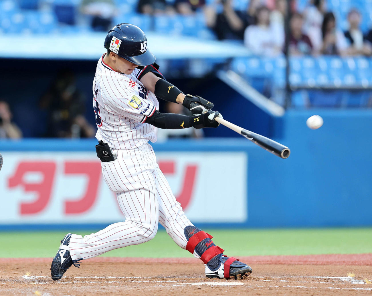 ヤクルト対楽天　1回裏ヤクルト2死一塁、内山は左越え2点本塁打を放つ（撮影・鈴木正人）