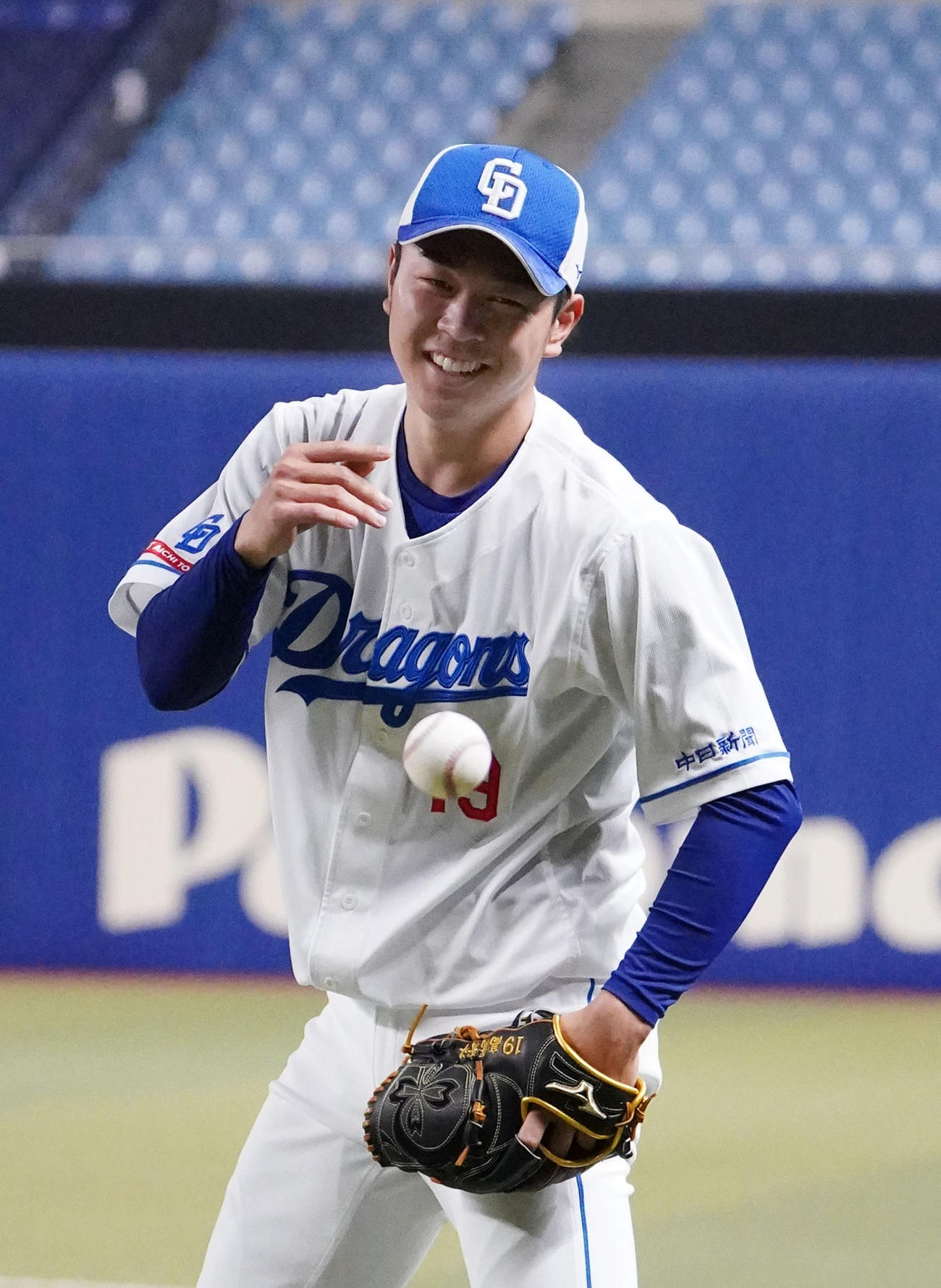 6月19日、ノックの合間に明るい表情を見せる中日高橋宏