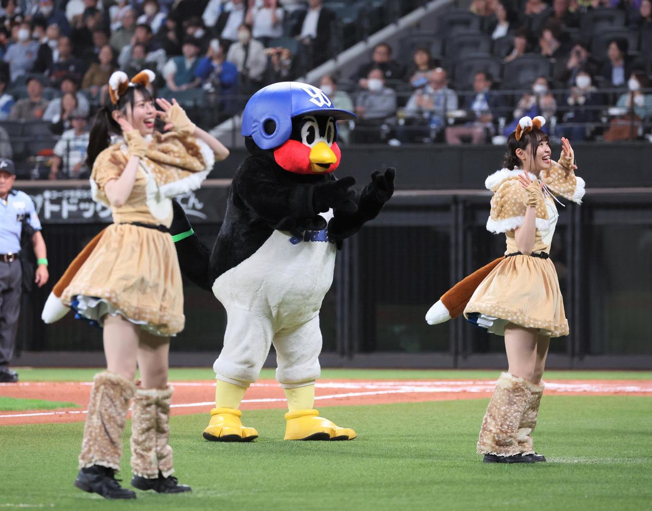 5月30日、日本ハム対ヤクルト　きつねダンスを踊るつば九郎