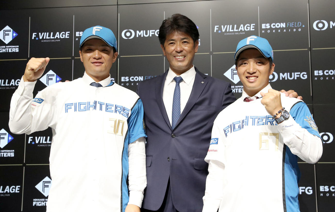 中日からトレードで日本ハムに入団し稲葉GMと記念撮影に応じる郡司（左）と山本（撮影・佐藤翔太）