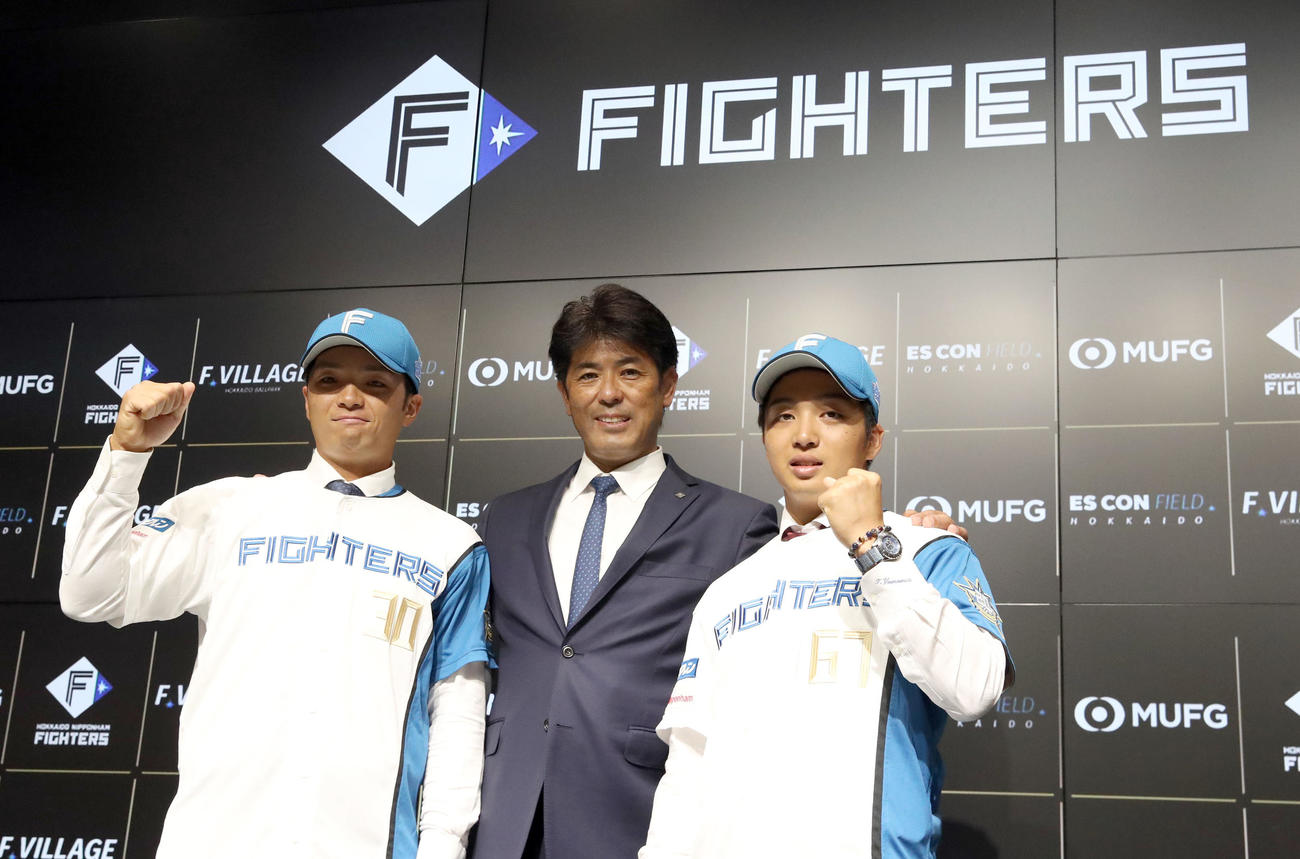 中日からトレードで日本ハムに入団し稲葉GMと記念撮影に応じる郡司（左）と山本（撮影・佐藤翔太）