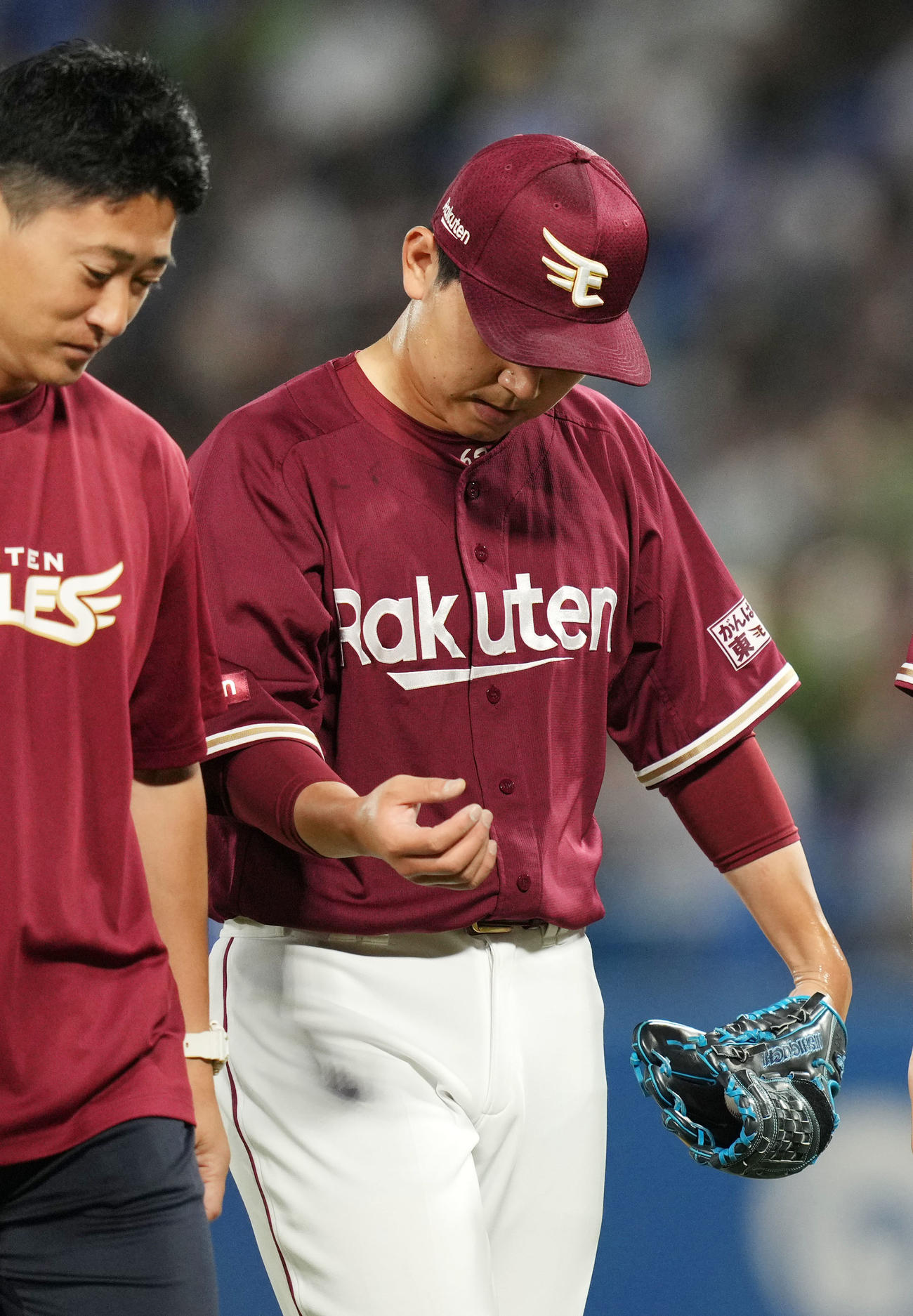 負傷交代する楽天西口直人（2023年6月20日撮影）