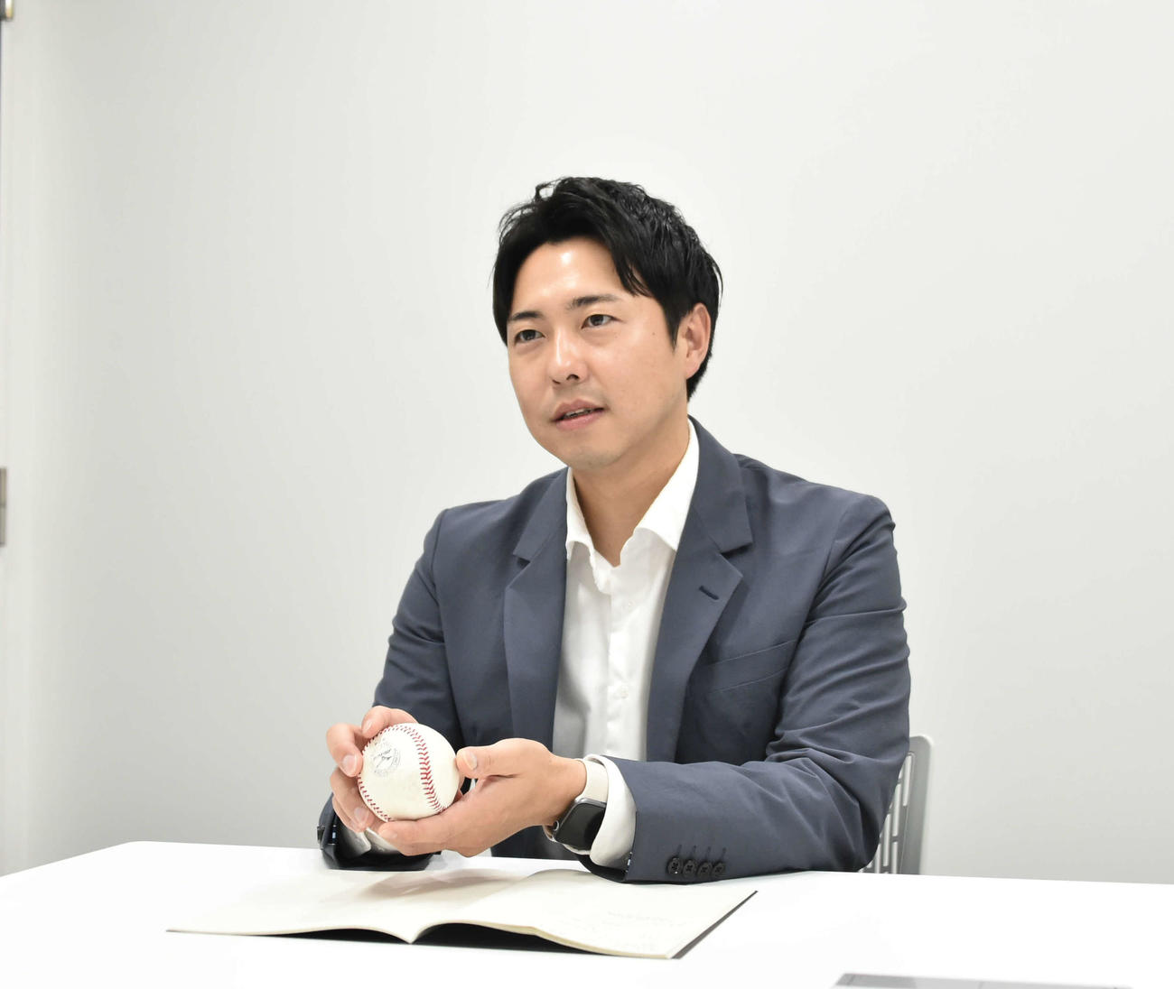 番組製作について語る岡アナウンサー