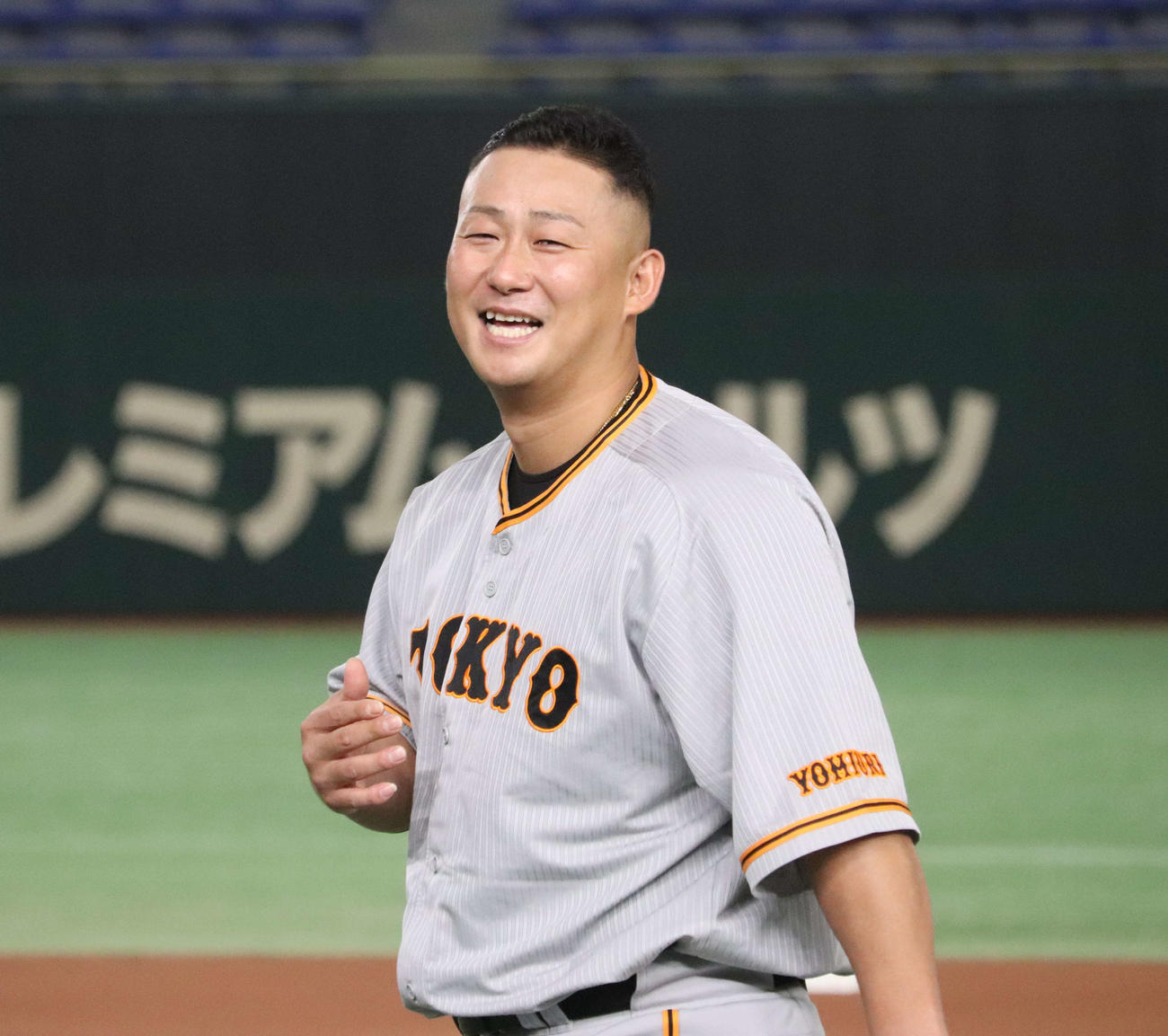 東京ドームの1軍練習で笑顔を見せる巨人中田翔（撮影・小早川宗一郎）