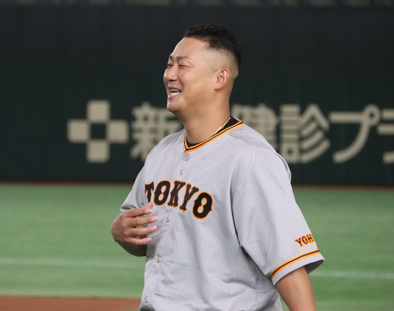 東京ドームの1軍練習で笑顔を見せる巨人中田翔（撮影・小早川宗一郎）