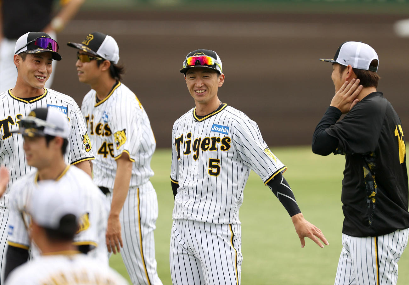 リラックスした表情で練習に取り組む阪神近本（右から2人目）ら（撮影・上山淳一）＝