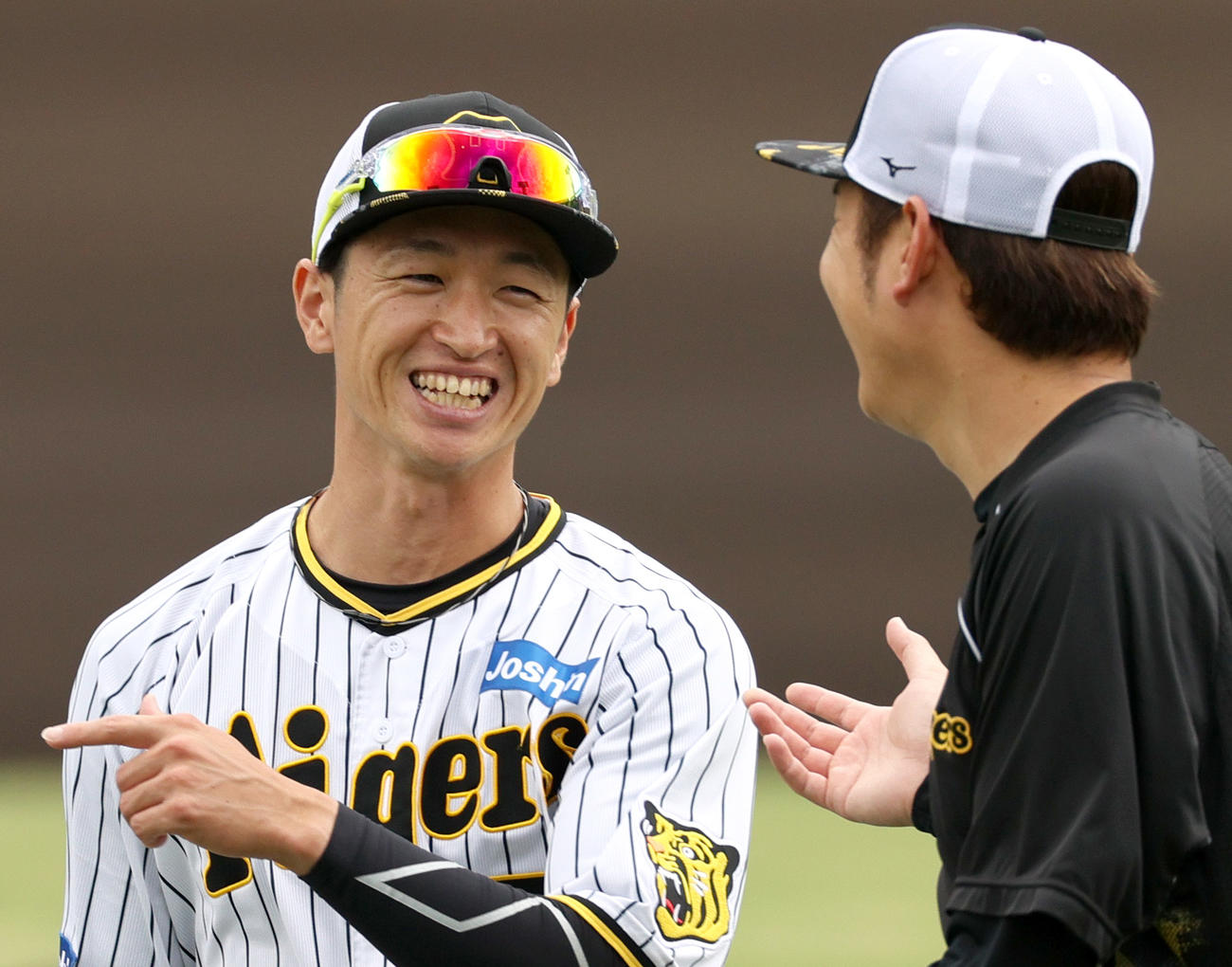リラックスした表情で話す阪神近本（左）と阪神西勇（撮影・上山淳一）