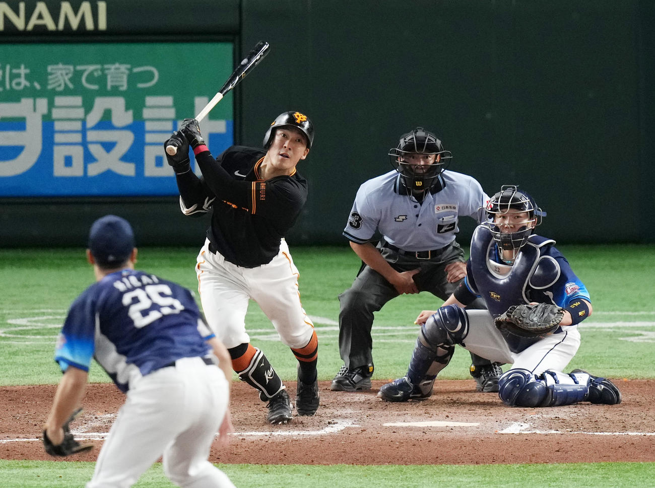 巨人対西武　10回裏巨人1死一、二塁、サヨナラとなる左越え適時二塁打を放つ梶谷。投手平井、捕手古賀（2023年6月15日撮影）
