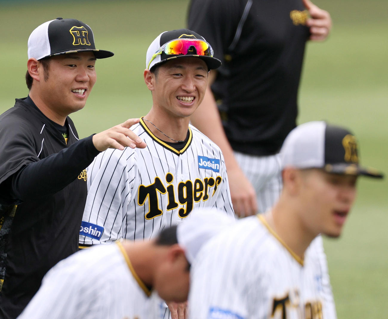 リラックスした表情で話す阪神近本（左から2人目）と阪神西勇（撮影・上山淳一）