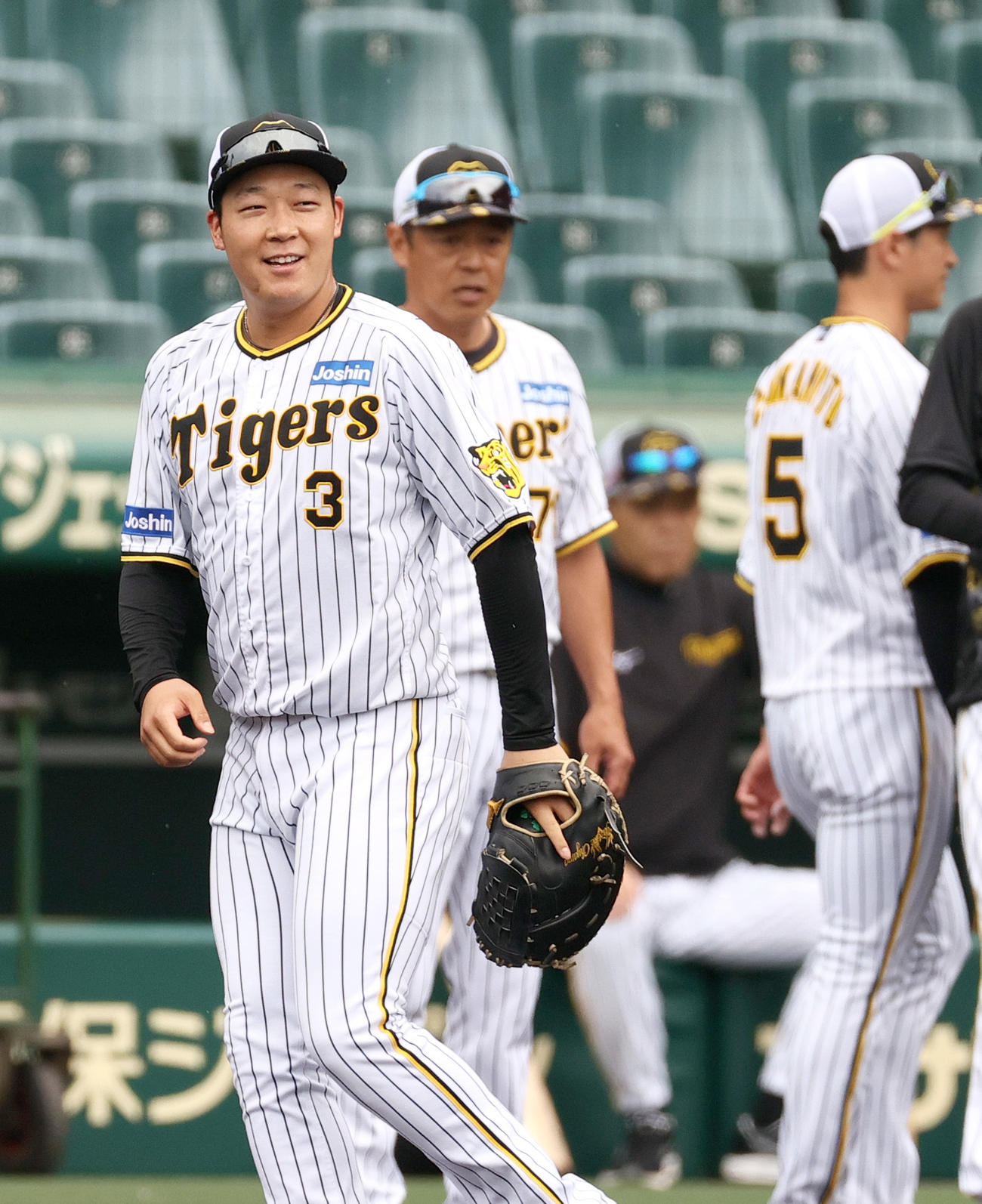 リラックスした表情で練習に励む阪神大山（撮影・上山淳一）