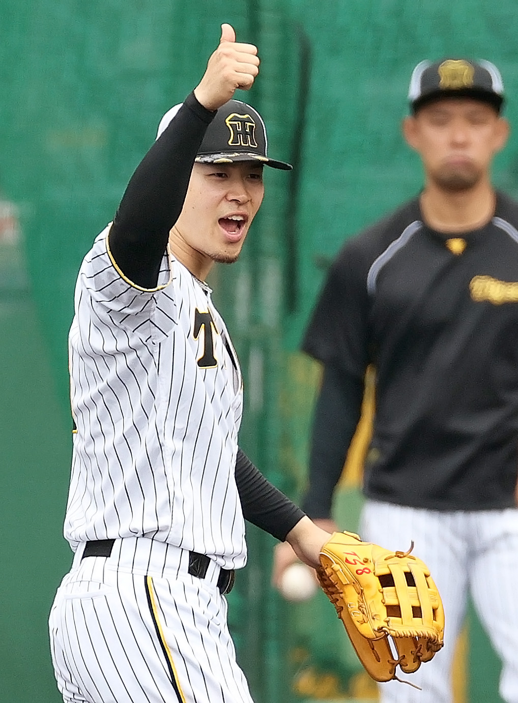 シートノックでポーズする阪神佐藤輝（撮影・上山淳一）