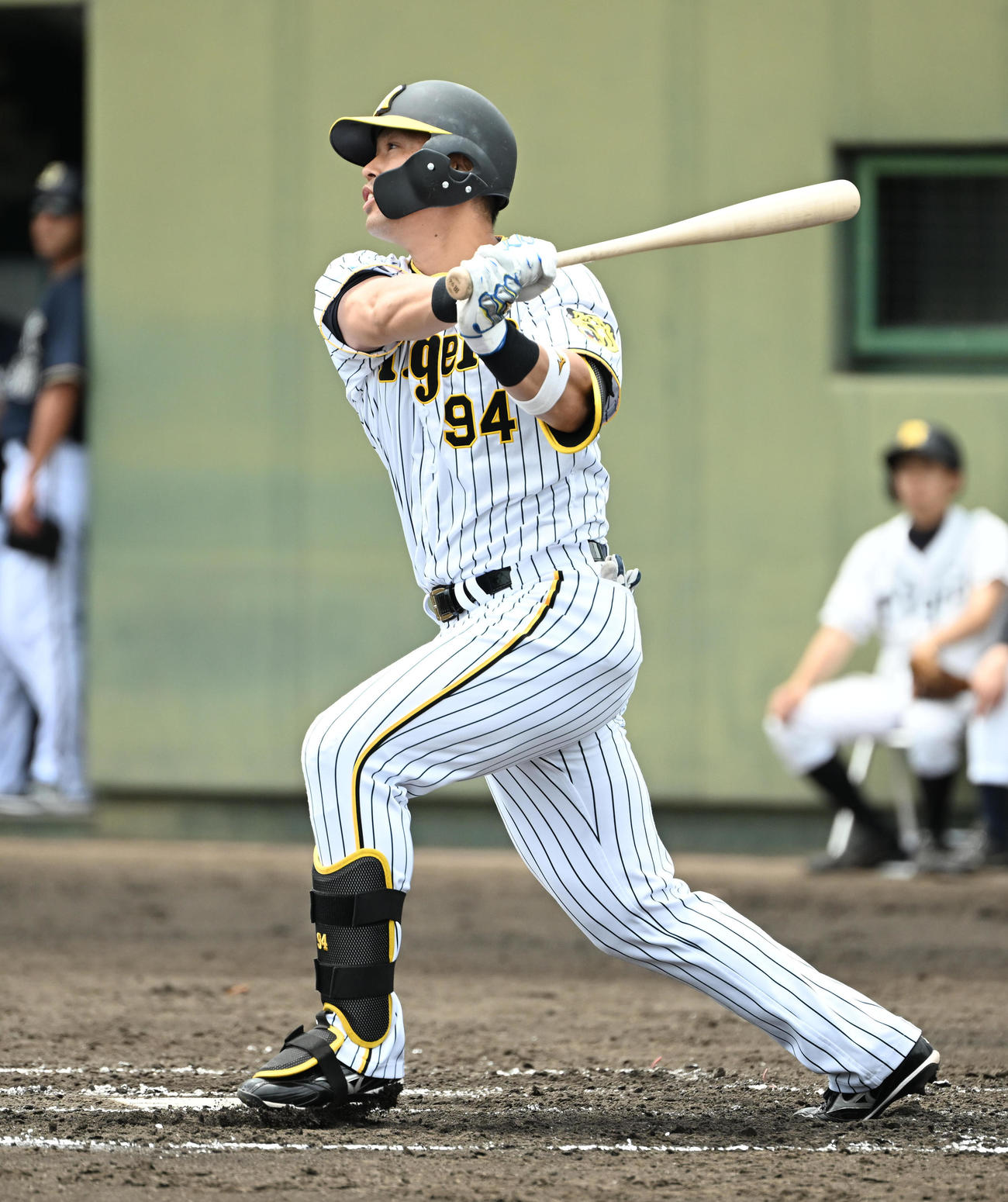 阪神対オリックス　2回裏阪神無死一塁、原口は中前へ安打を放つ（撮影・石井愛子）