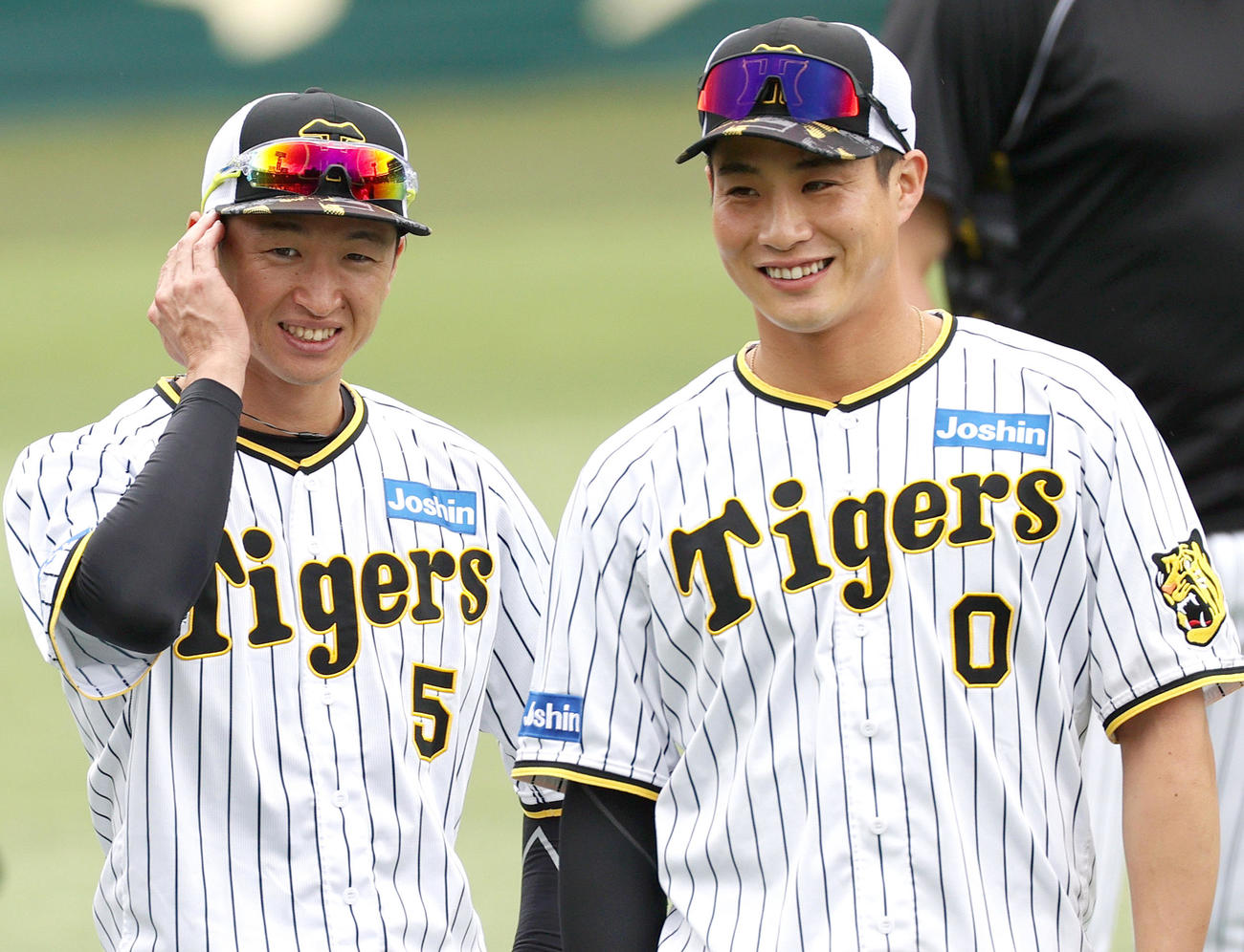 リラックスした表情で話す阪神近本（左）と阪神木浪（撮影・上山淳一）