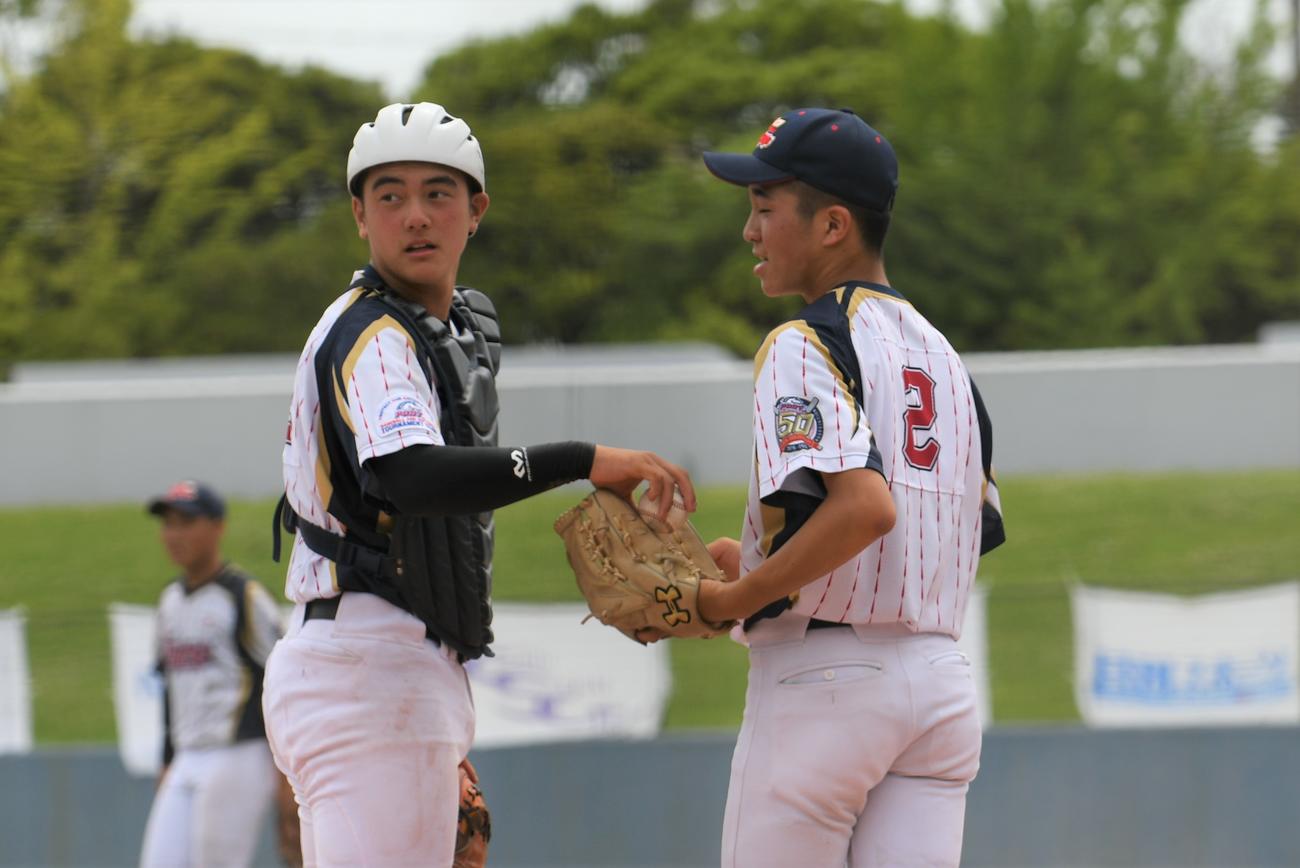 藤田蒼海（右）ら日本投手陣を好リードして無失点に抑えた豊永飛輝