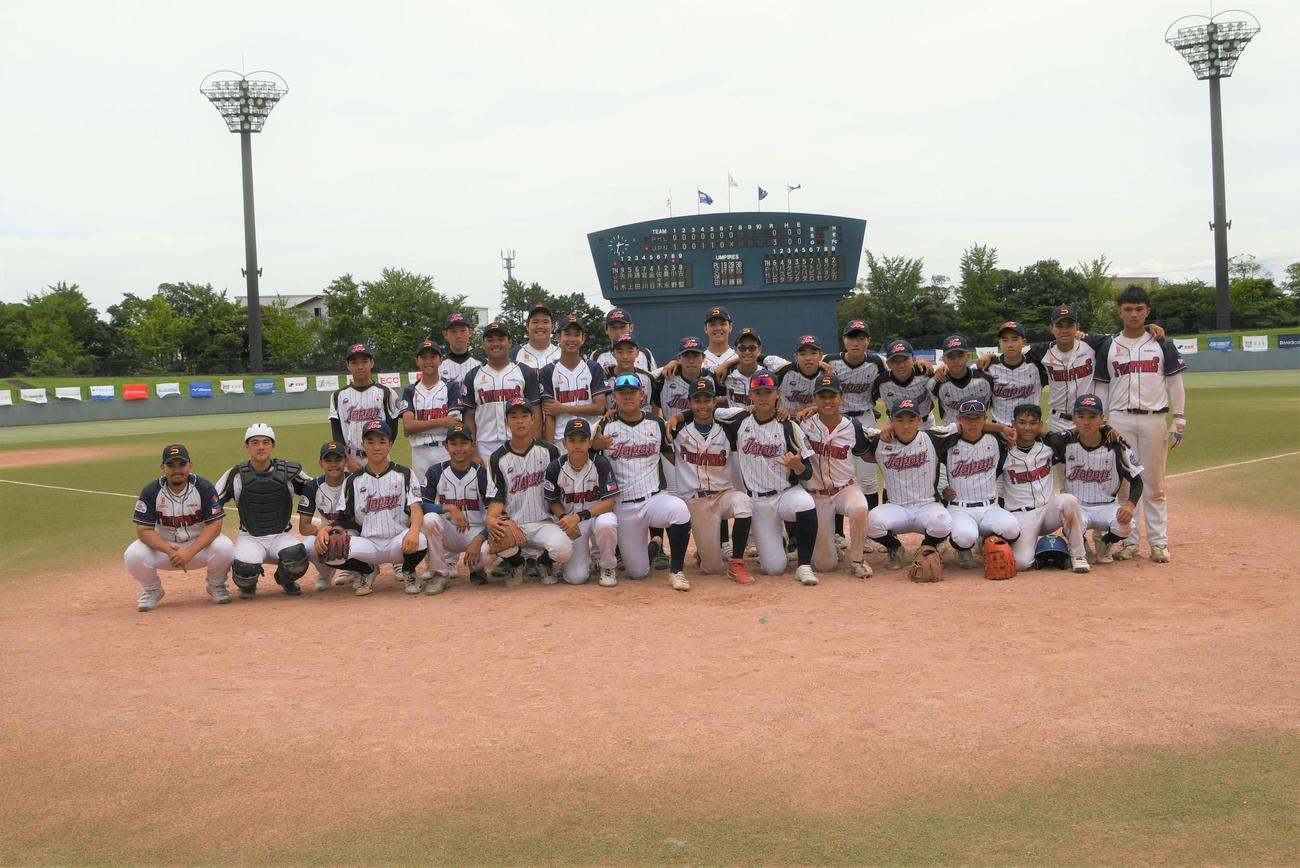 3－0の熱戦を終え、たたえ合う日本とフィリピンナイン