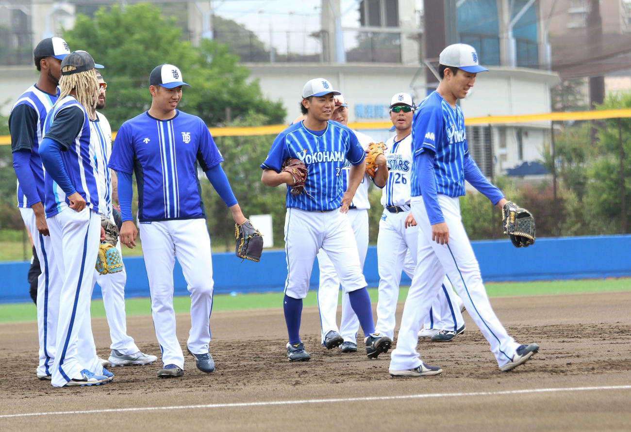 神奈川・横須賀市の球団施設「DOCK」で練習を行ったDeNA今永（中央）（撮影・木下大輔）