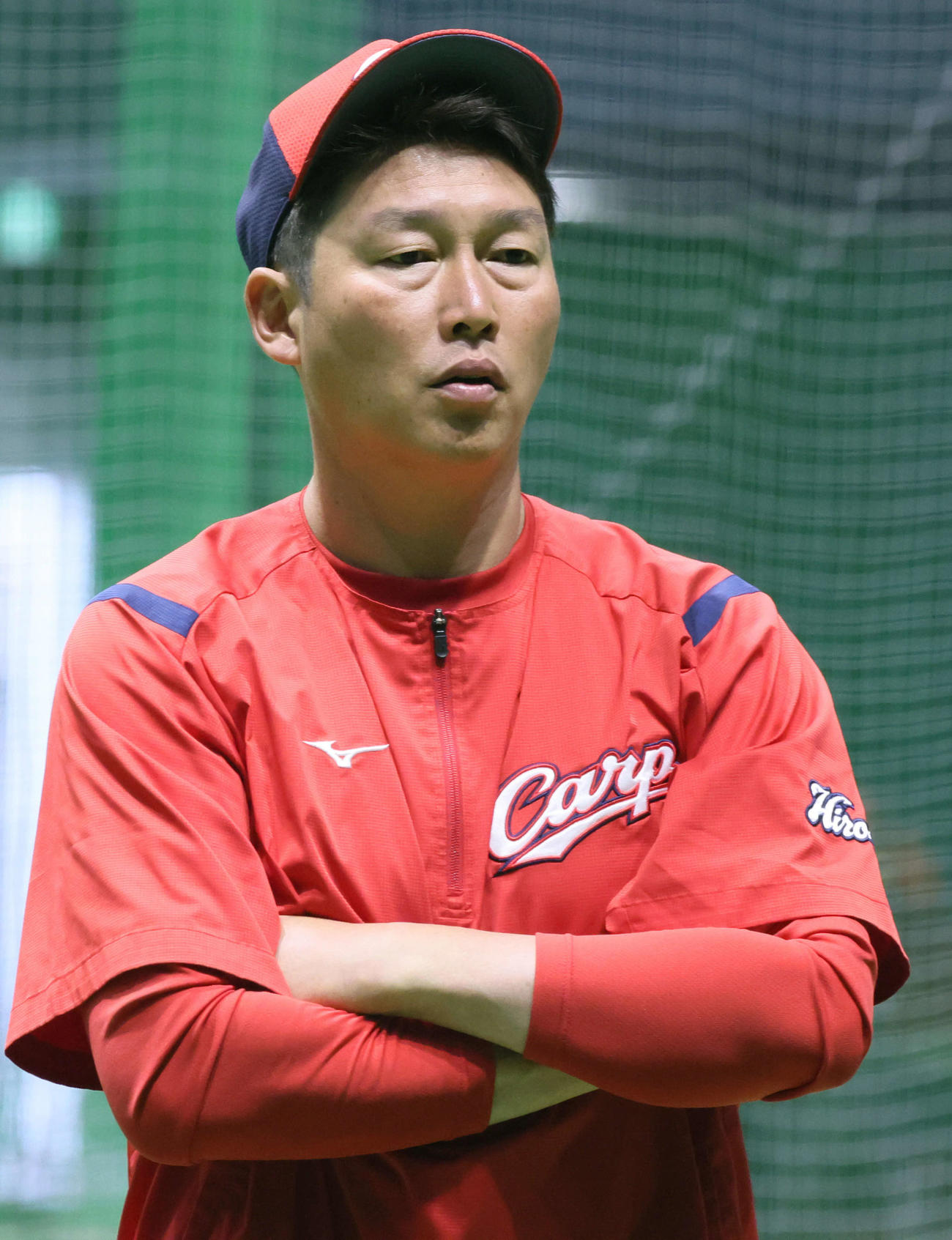 広島全体練習　練習をみる新井監督（撮影・加藤孝規）