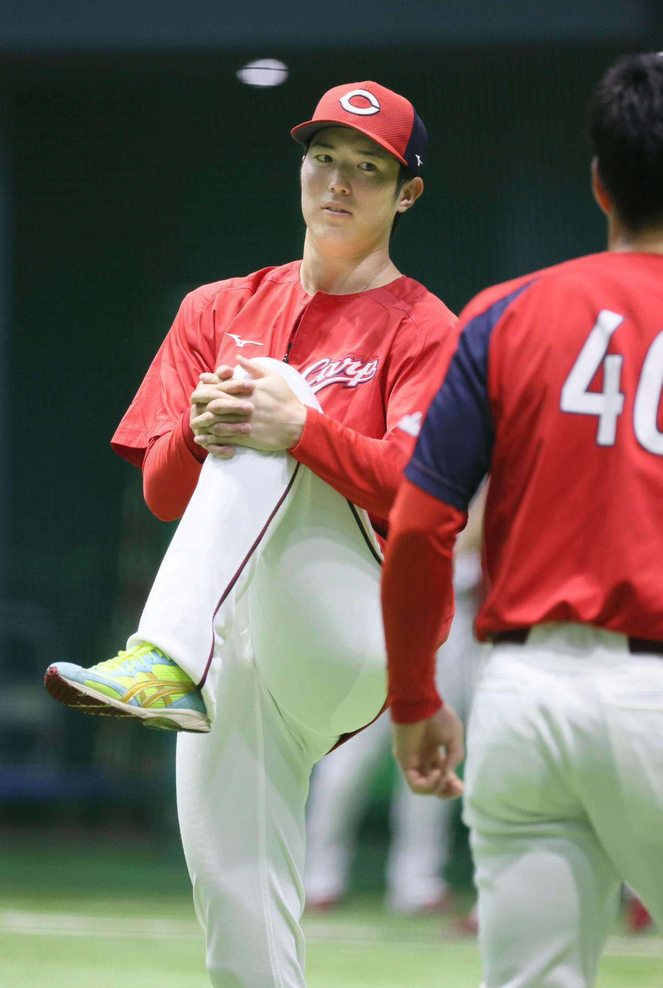 広島全体練習　磯村と話し合う森下（左）（撮影・加藤孝規）