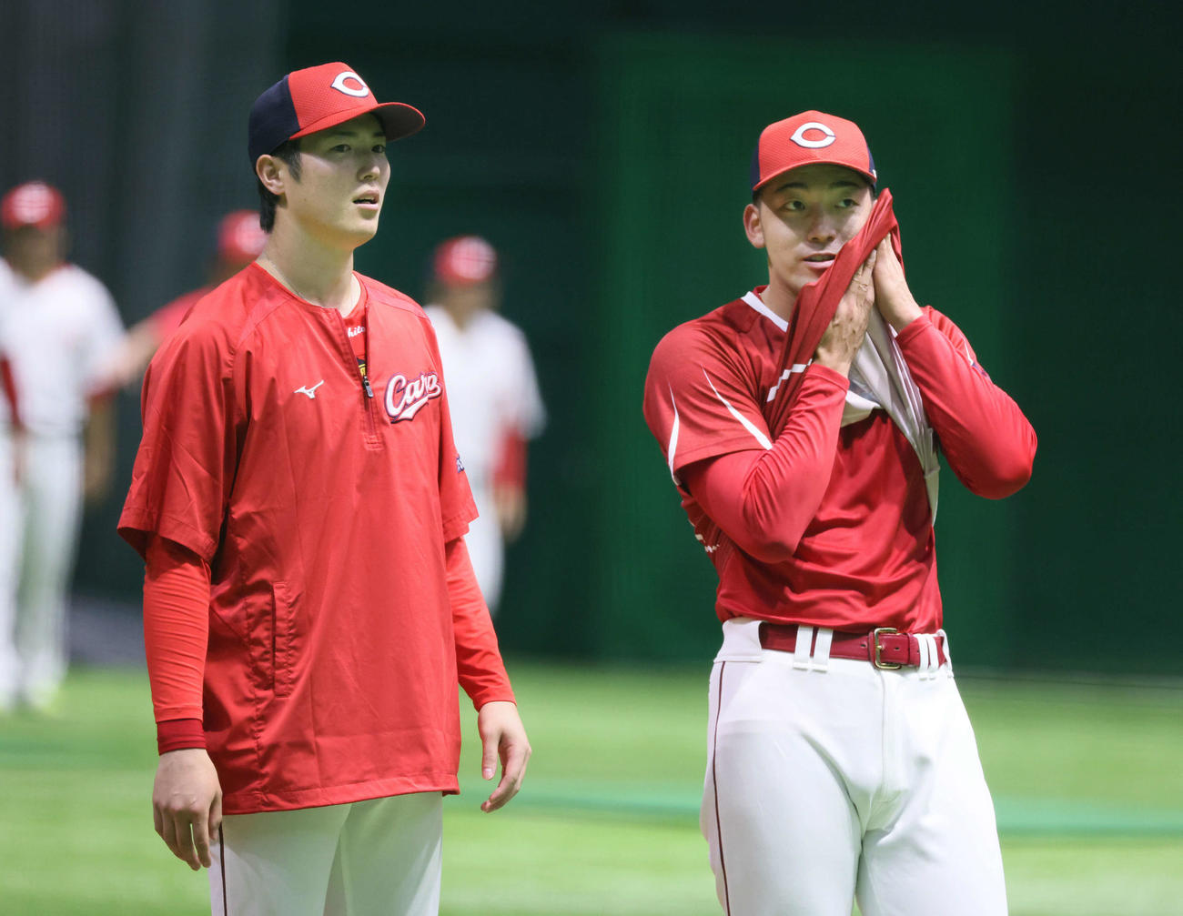 広島全体練習　中村祐と話し合う森下（左）（撮影・加藤孝規）