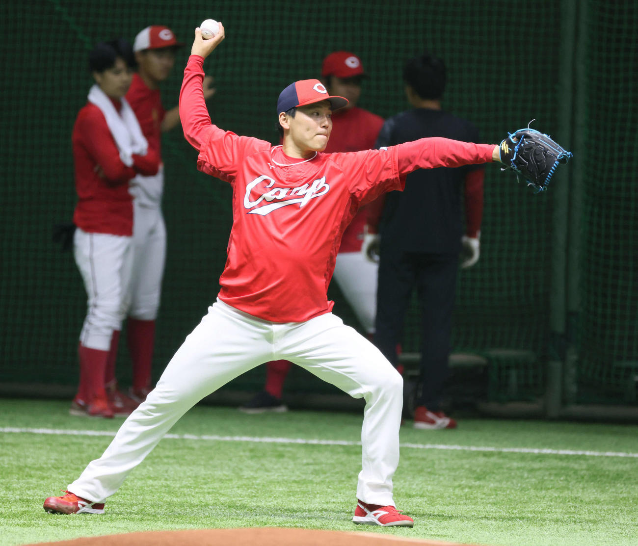 広島全体練習　キャッチボールをする栗林（撮影・加藤孝規）