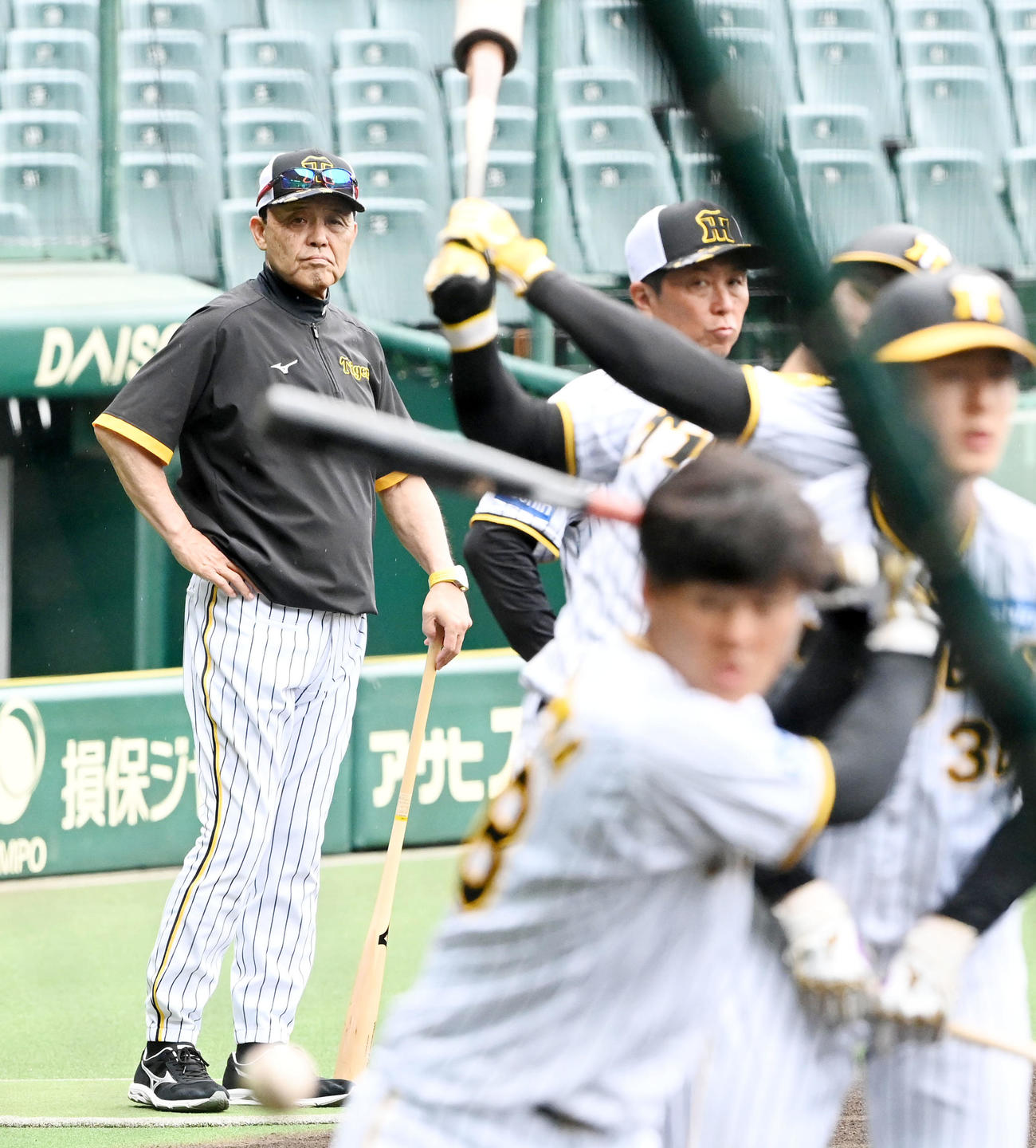 打撃を見つめる阪神岡田監督（撮影・前岡正明）