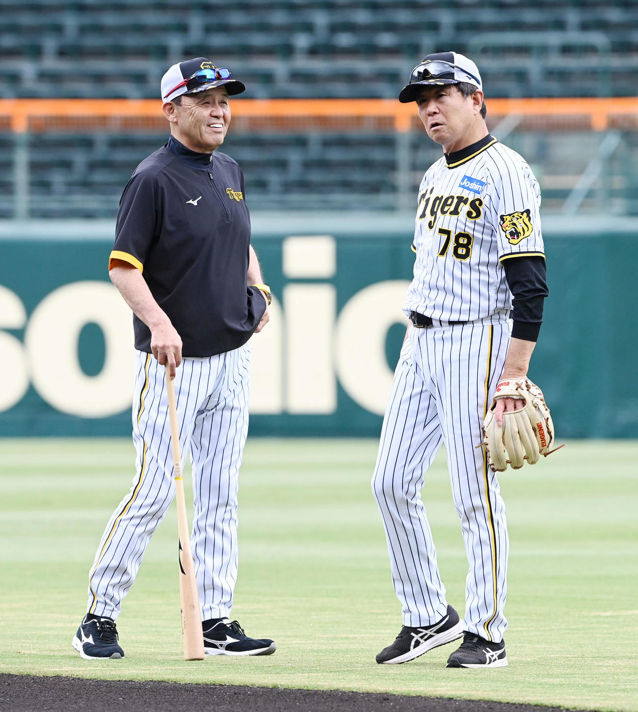 平田ヘッドコーチ（右）と笑顔で話す阪神岡田監督（撮影・前岡正明）