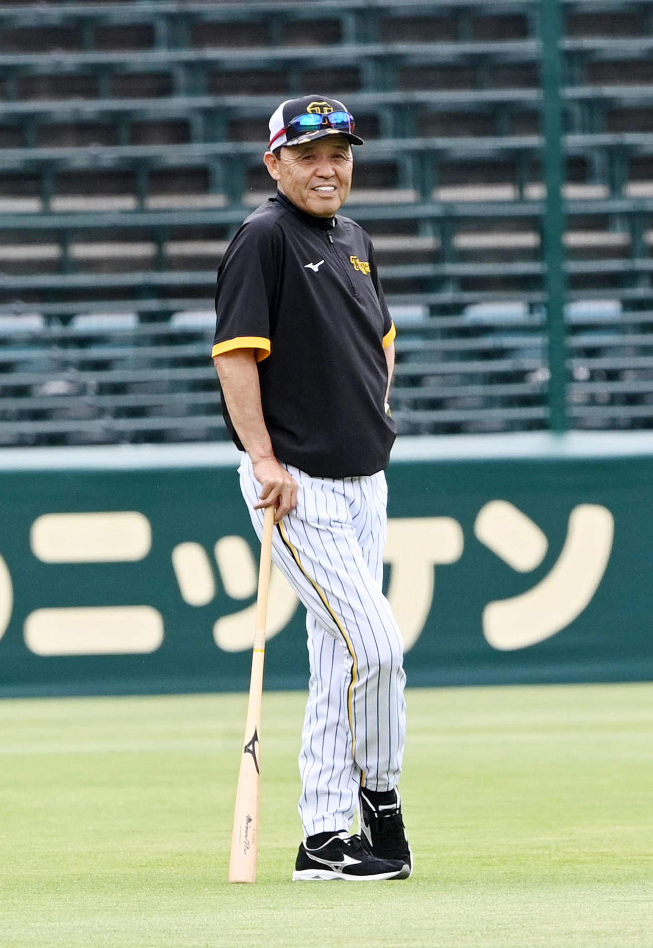 笑顔で練習を見守る阪神岡田監督（撮影・前岡正明）