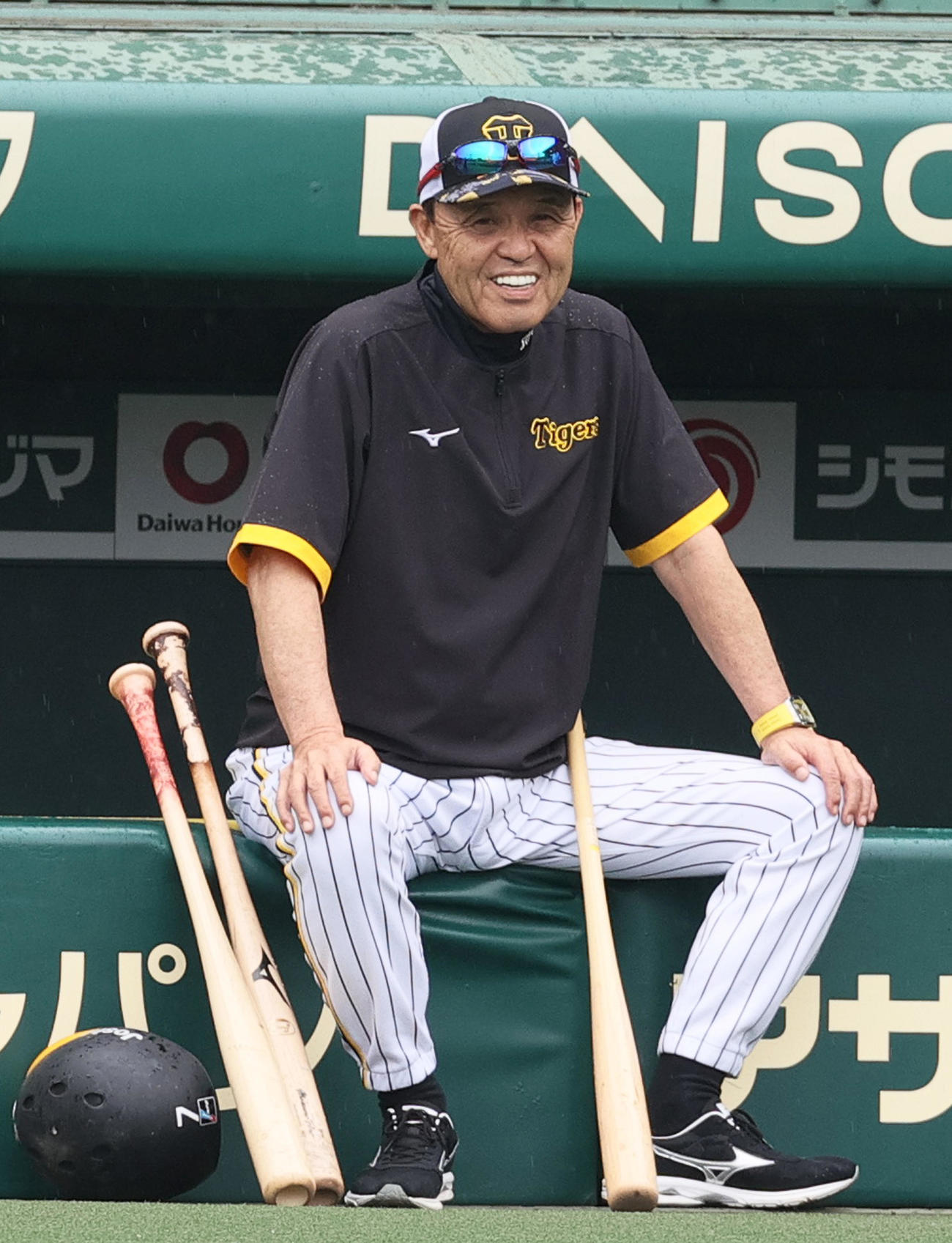 笑顔で練習を見守る阪神岡田監督（撮影・上山淳一）
